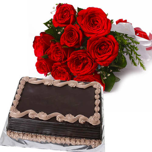 Sumptuous Chocolate Cake with Roses Bouquet