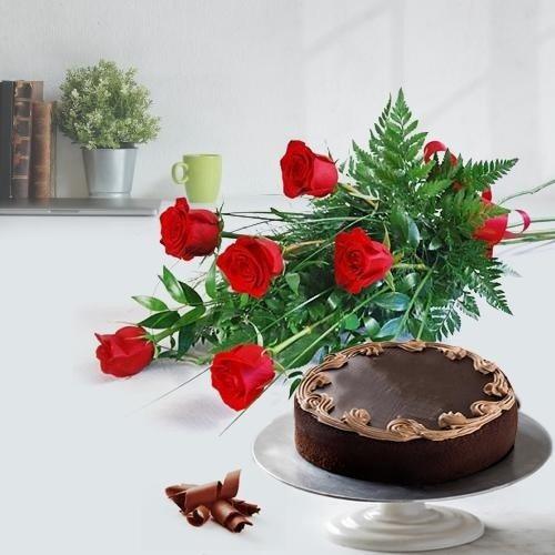 Pleasurable Chocolate Cake with Red Roses Bouquet